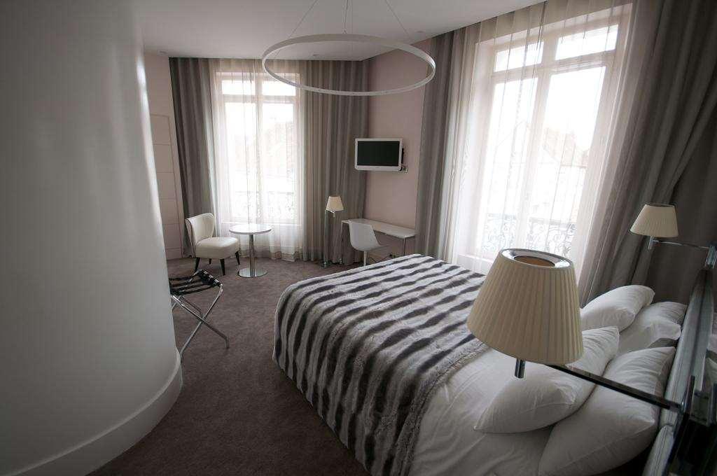 Le Cesar Hotel Provins Room photo
